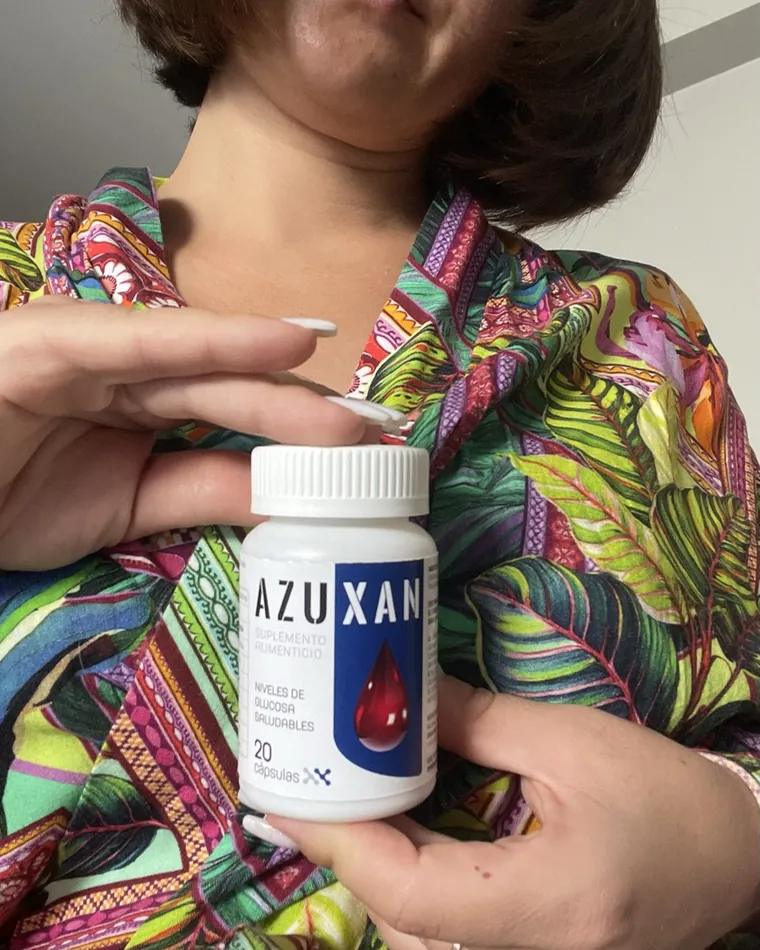Mujer sosteniendo un frasco de AZUXAN